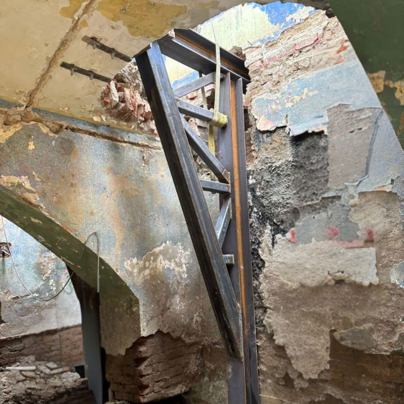 Konstrukcija podrške rekonstrukcije fasade pod zaštitom spomenika