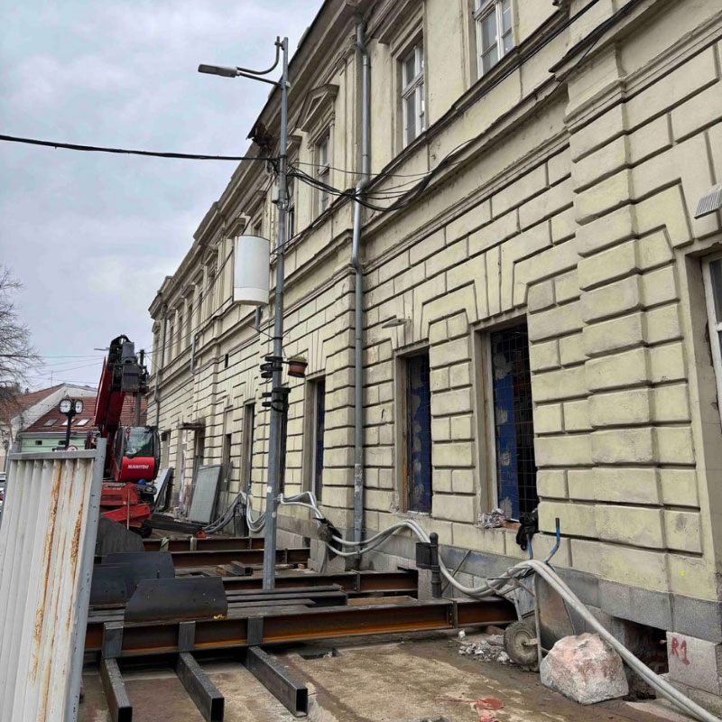 Konstrukcija podrške rekonstrukcije fasade pod zaštitom spomenika