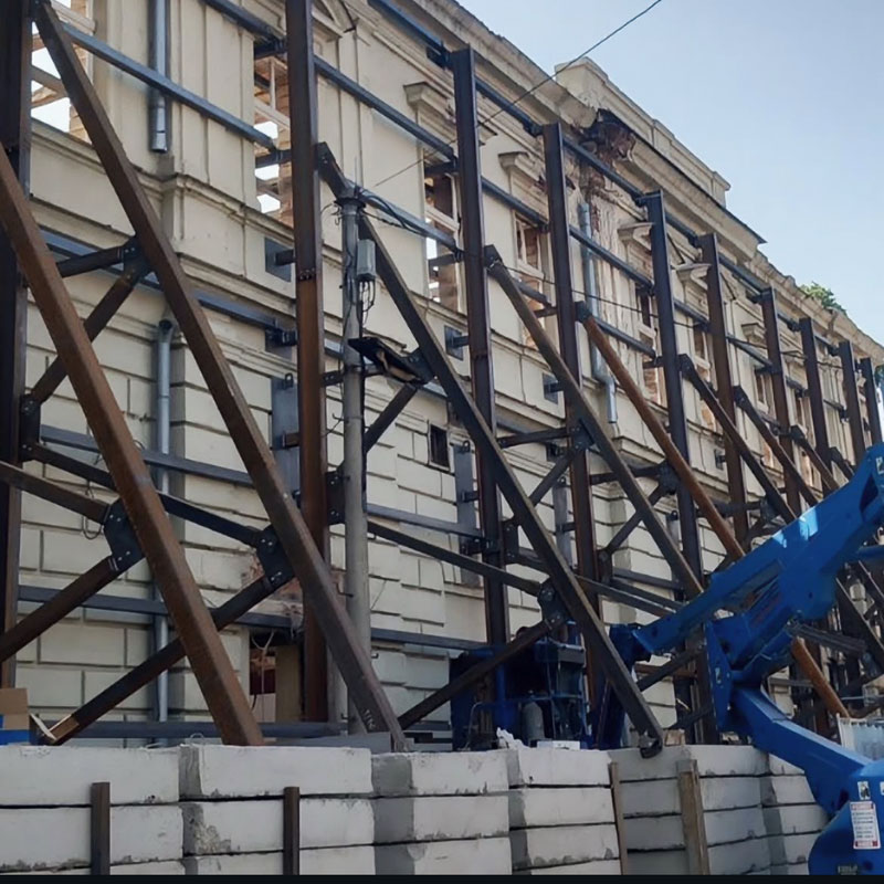 Konstrukcija podrške rekonstrukcije fasade pod zaštitom spomenika