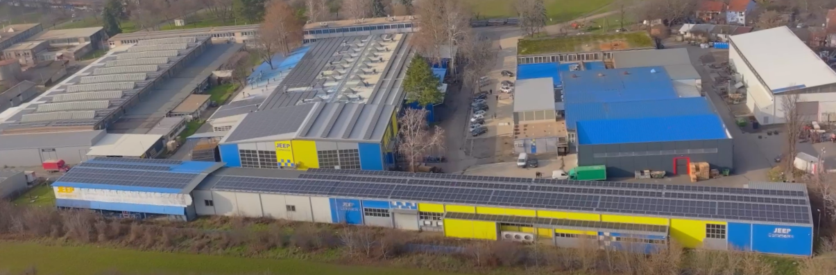 Slika fabrike sa solarnim panelima